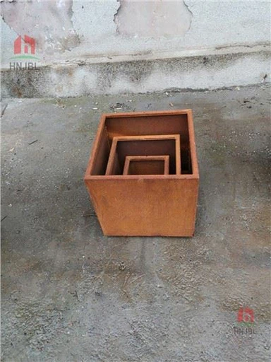 Kotak Penanam Baja Modern