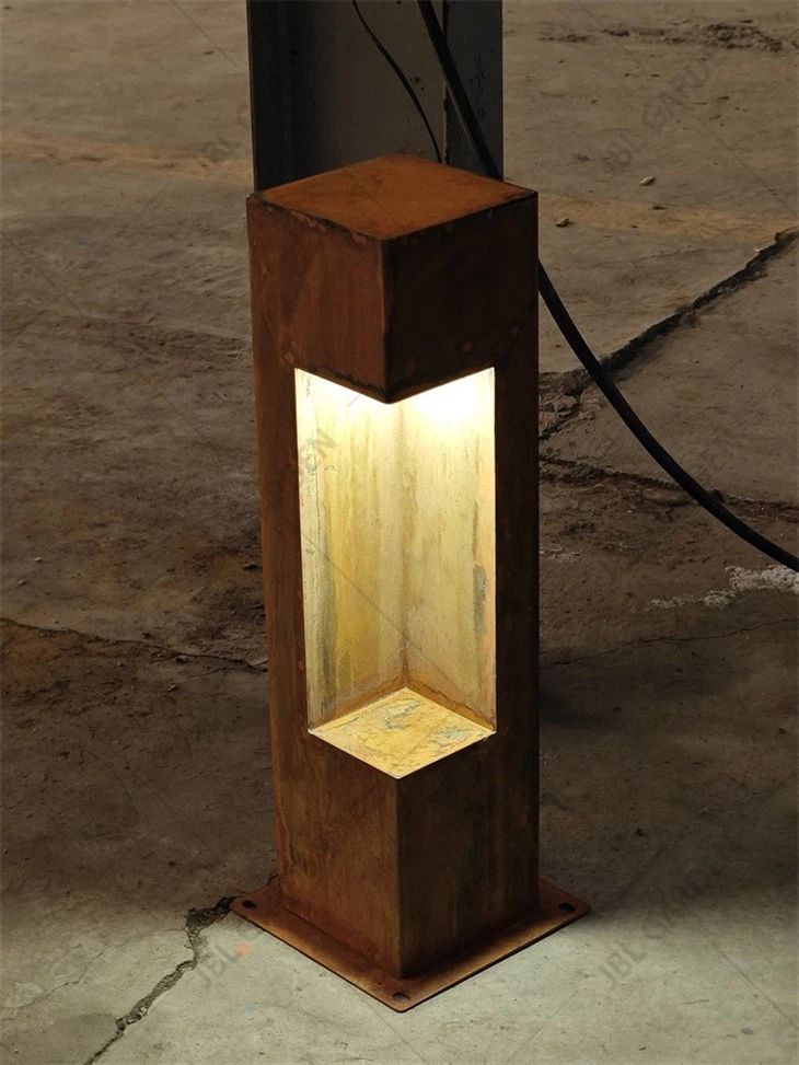 STYLE OUTDOOR FLOOR LAMP