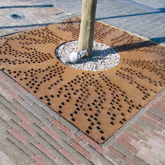 Kisi Pohon Baja Corten Berkarat